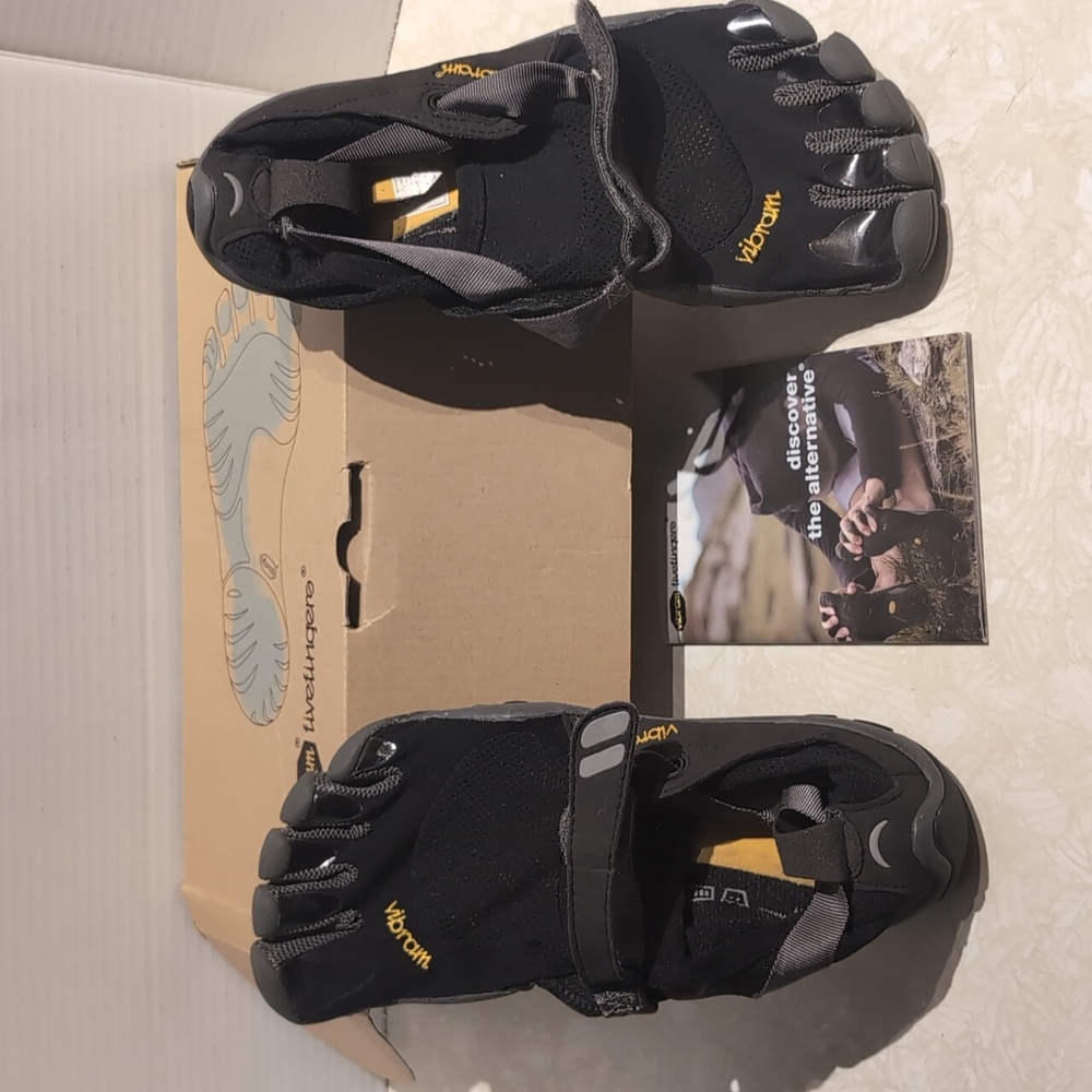 Vibran Five-finger Footwear Size 42, USA Size 11 1/2 Women Size 9 Men